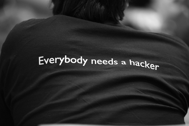 Tutti abbiamo bisogno degli hacker -  Attribuzione foto 